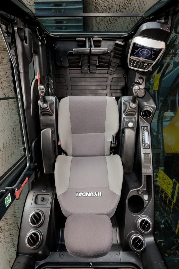 HX220SL cookpit